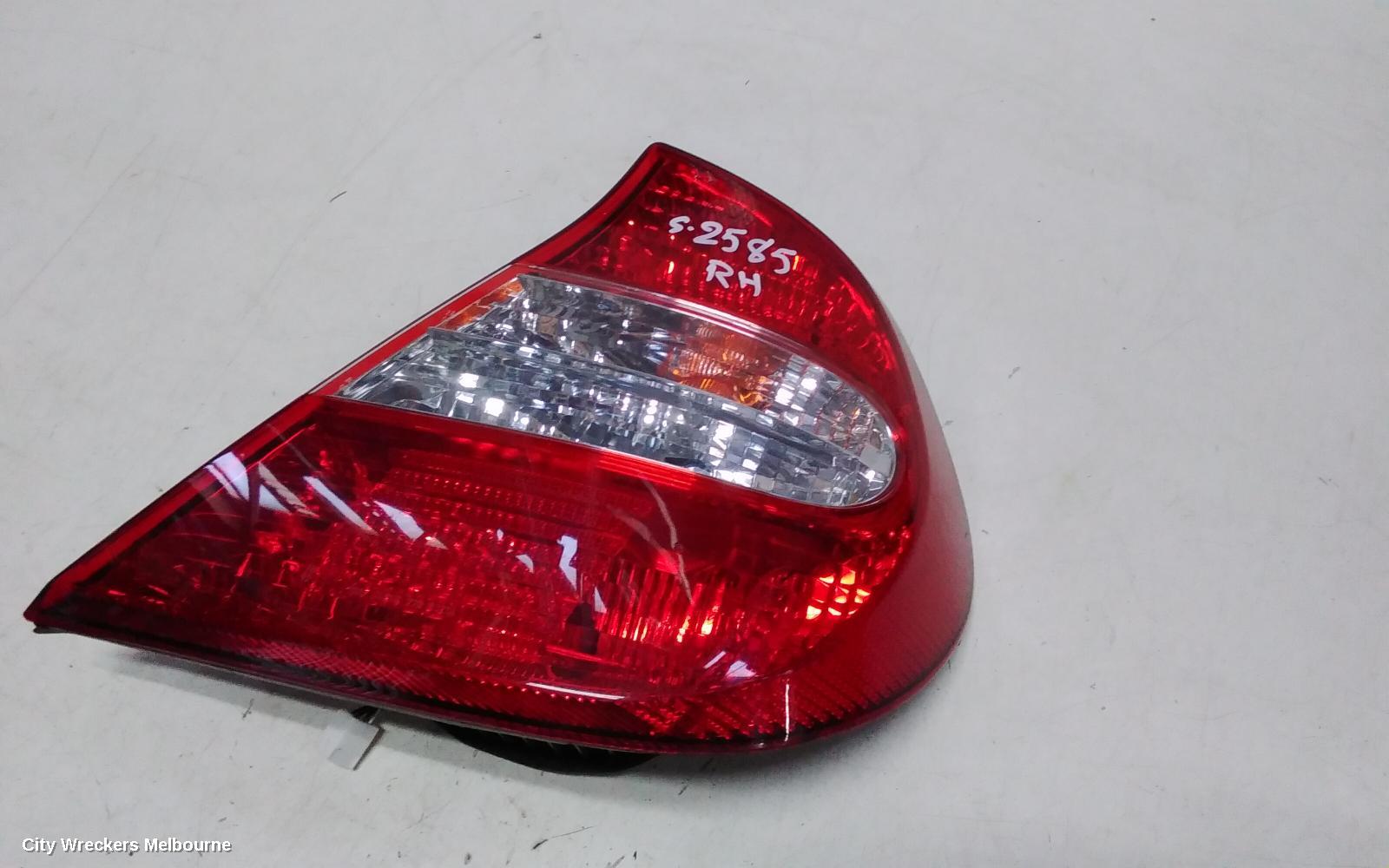 TOYOTA CAMRY RIGHT TAILLIGHT, SK36, REVERSE LAMP IN CENTRE, 08/2002 - 09/2004 - Image 2