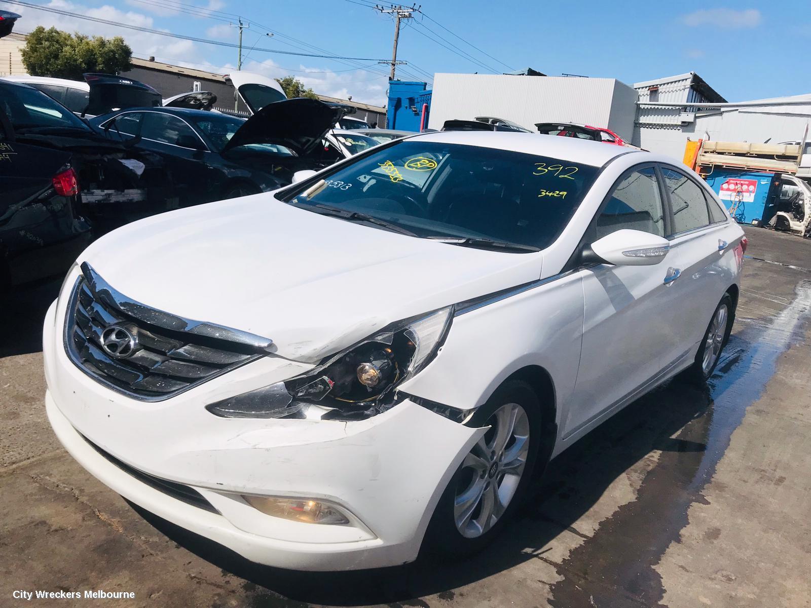 HYUNDAI I45 RIGHT FRONT HUB ASSEMBLY, YF, 13MM BOLT HOLE FOR STRUT BOLT TYPE, 02/2010 - 04/2014 - Image 2