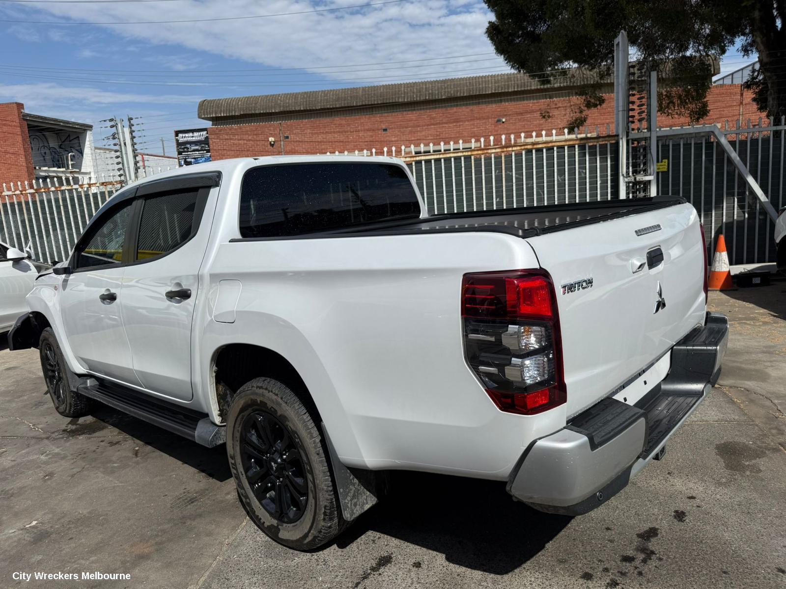 MITSUBISHI TRITON RIGHT GUARD, MR, NON FLARED, W/ REPEATER LAMP TYPE, 11/2018 - 10/2023 - Image 2