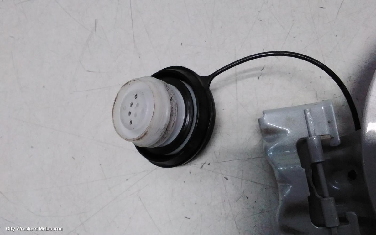 RENAULT KALEOS FUEL DOOR / FILLER - Image 2
