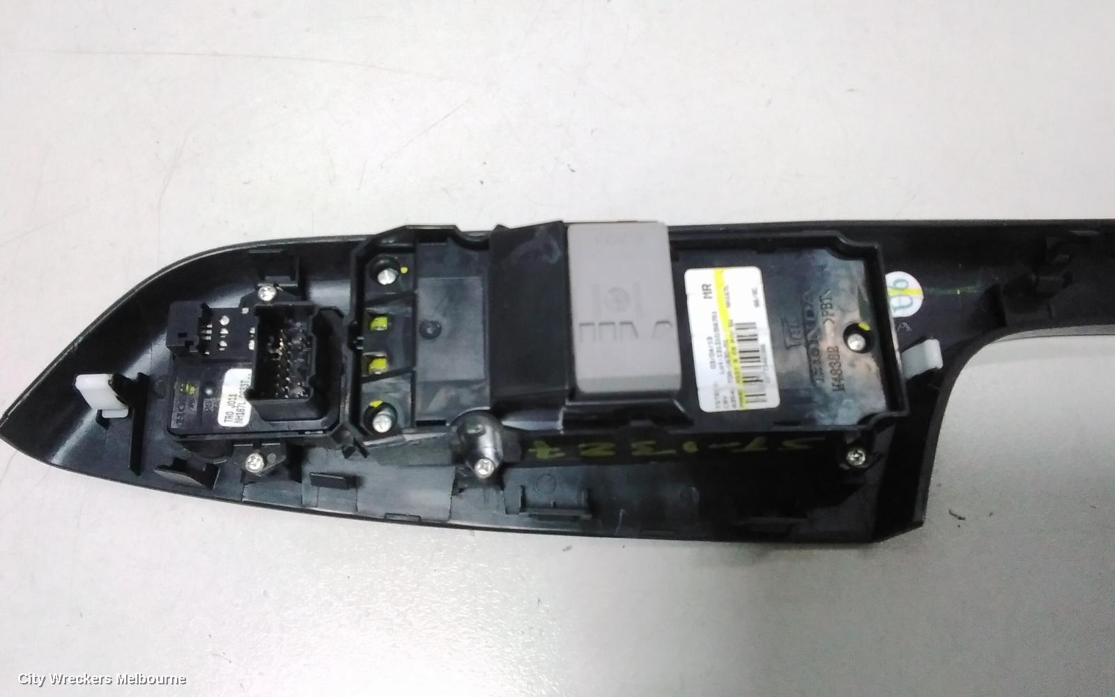HONDA CRV PWR DR WIND SWITCH, RH FRONT (MASTER SWITCH), AUTO DOWN RHF ONLY, RM, 11/2012 - 04/2017 - Image 3