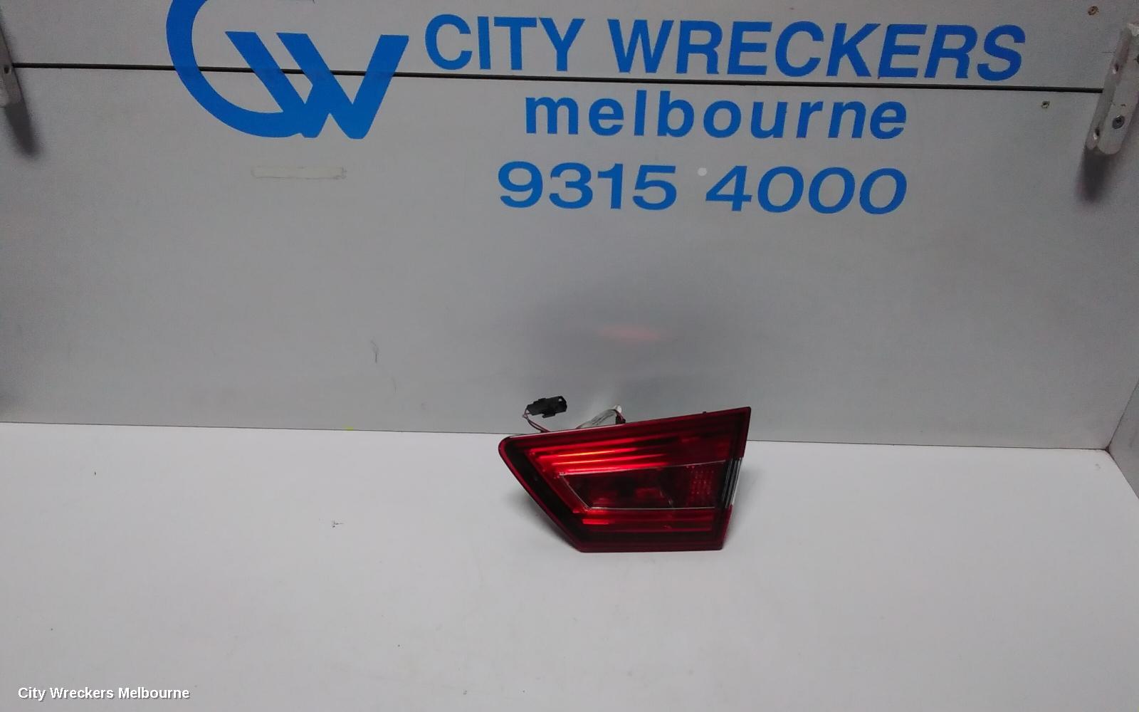RENAULT CLIO REAR GARNISH, TAILGATE LAMP (RH SIDE), X98, NON LED TYPE, 09/2013 - 10/2019 - Image 1