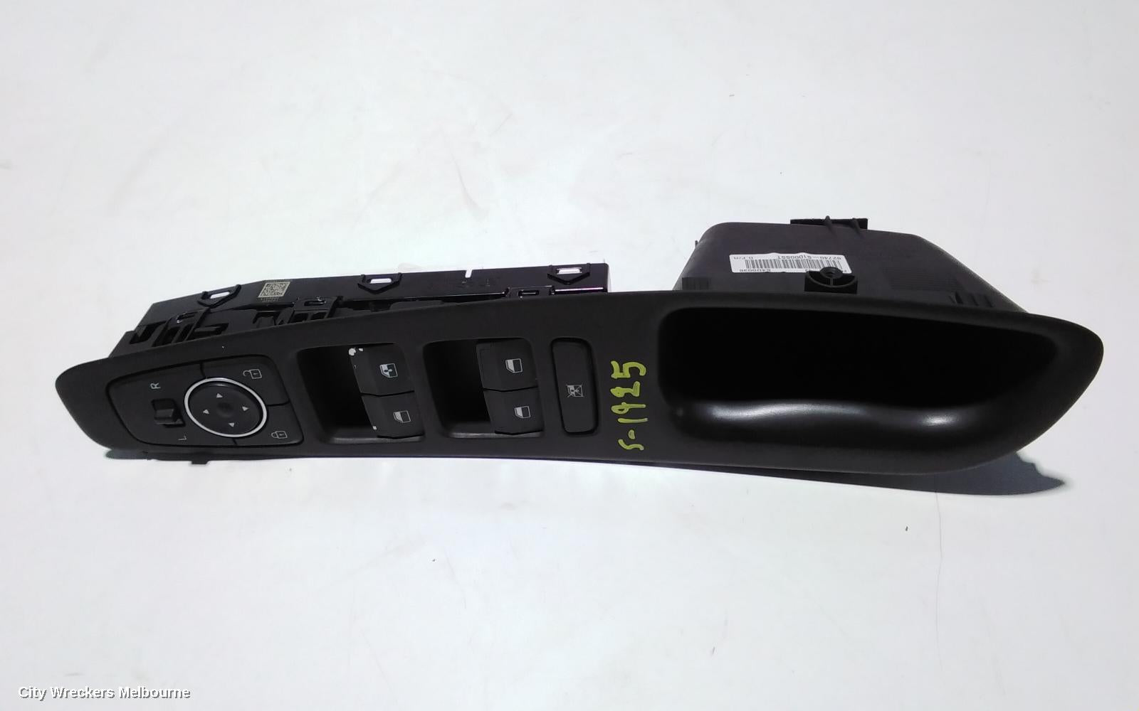 HYUNDAI SANTA FE PWR DR WIND SWITCH, RH FRONT (MASTER SWITCH), NON FOLDING MIRRORS TYPE, NON CHILD LOCK TYPE, TM, 03/2018 - 09/2020 - Image 1
