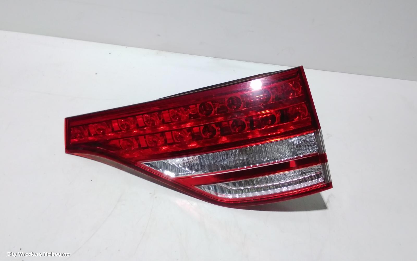 TOYOTA TARAGO REAR GARNISH, TAILGATE LAMP (RH SIDE), ACR50R, 03/2006 - 12/2008 - Image 1