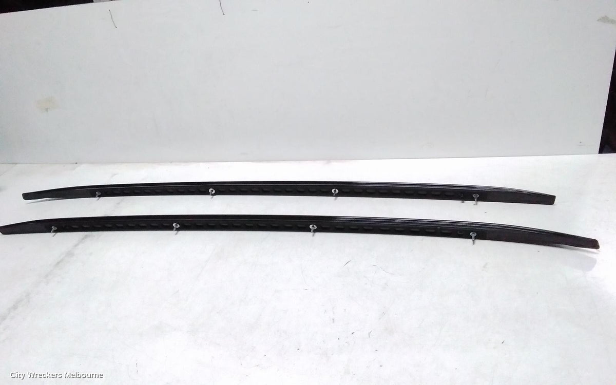 VOLVO XC40 ROOF RACK/BARS, ROOF RAILS (PAIR), HIGH GLOSS BLACK, 02/2018 ONWARDS - Image 3