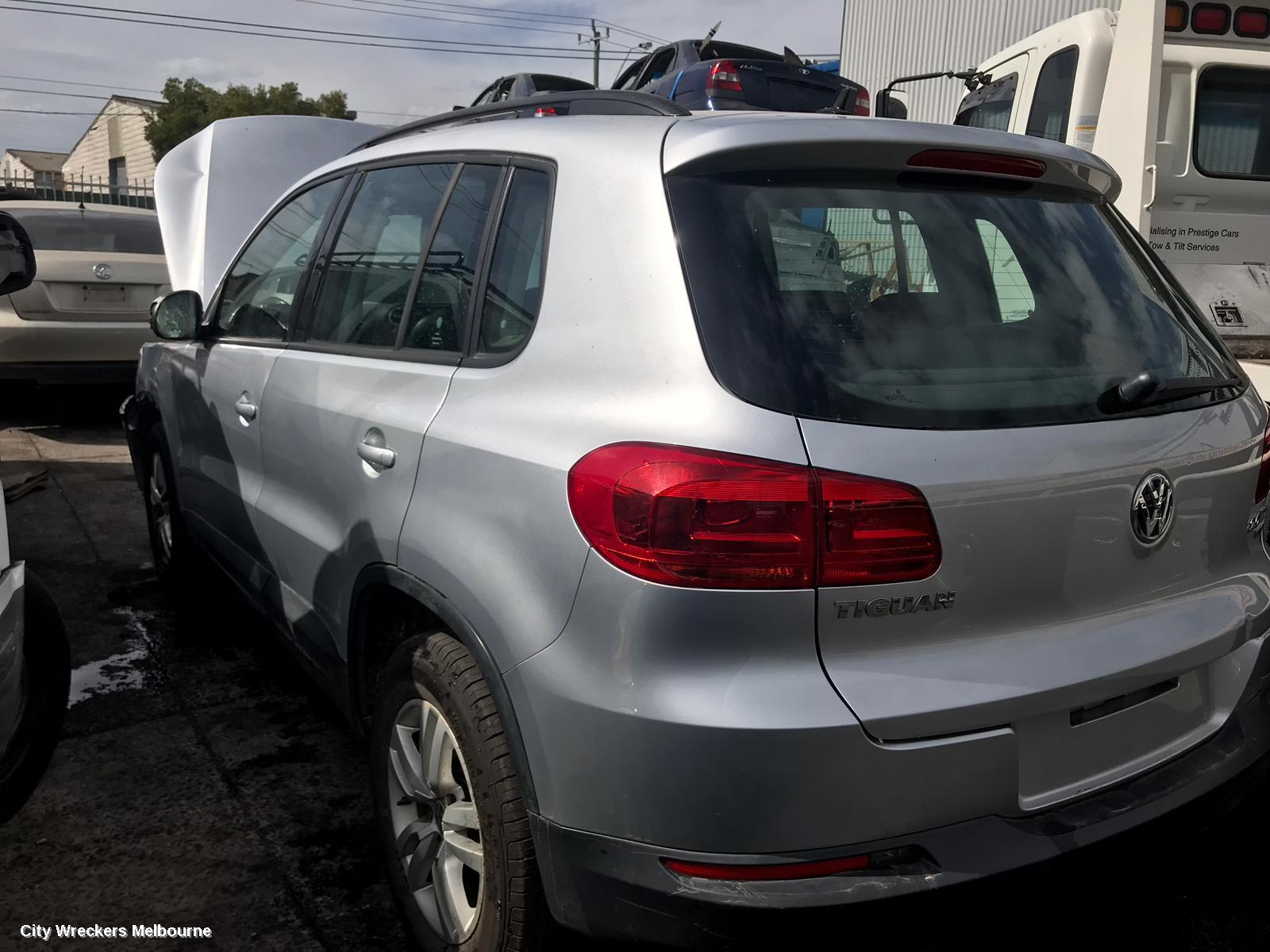 VOLKSWAGEN TIGUAN REAR GARNISH, TAILGATE LAMP (LH SIDE), 5N, 07/2011 - 08/2016 - Image 3