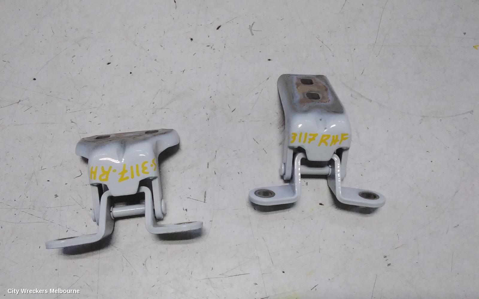 LDV G10 DOOR HINGE/RUNNER, UPPER, RH FRONT, SV7A/SV7C, WAGON/VAN, 04/2015 ONWARDS - Image 3