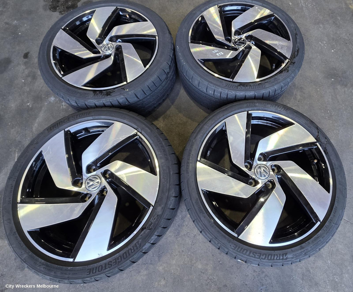 VOLKSWAGEN GOLF WHEEL MAG, FACTORY, 18X7.5IN, RICHMOND, 5 SINGLE SPOKE, BI-COLOUR, GEN 8, 09/2020 - 06/2024 - Image 1