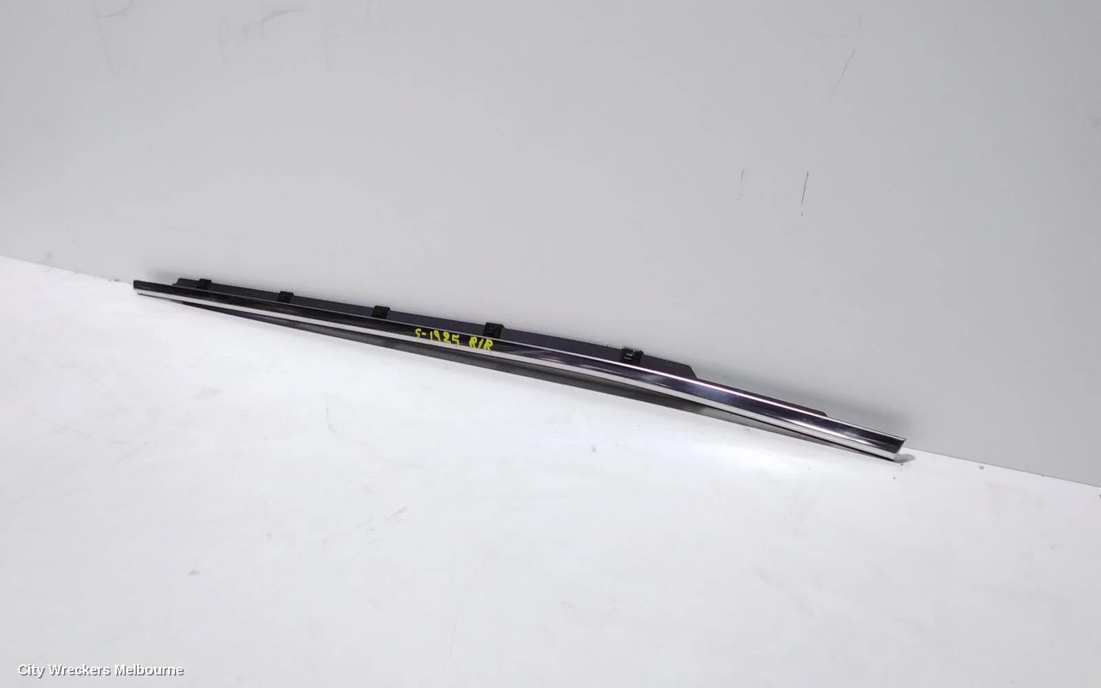 HYUNDAI SANTA FE DOOR MOULD, RHR CHROM MOULD: 89973, RH REAR, W/ CHROME INSERT TYPE, TM, 03/2018 ONWARDS - Image 2