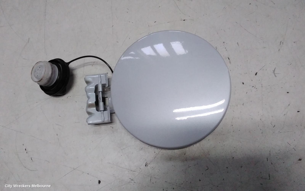 RENAULT KALEOS FUEL DOOR / FILLER - Image 1