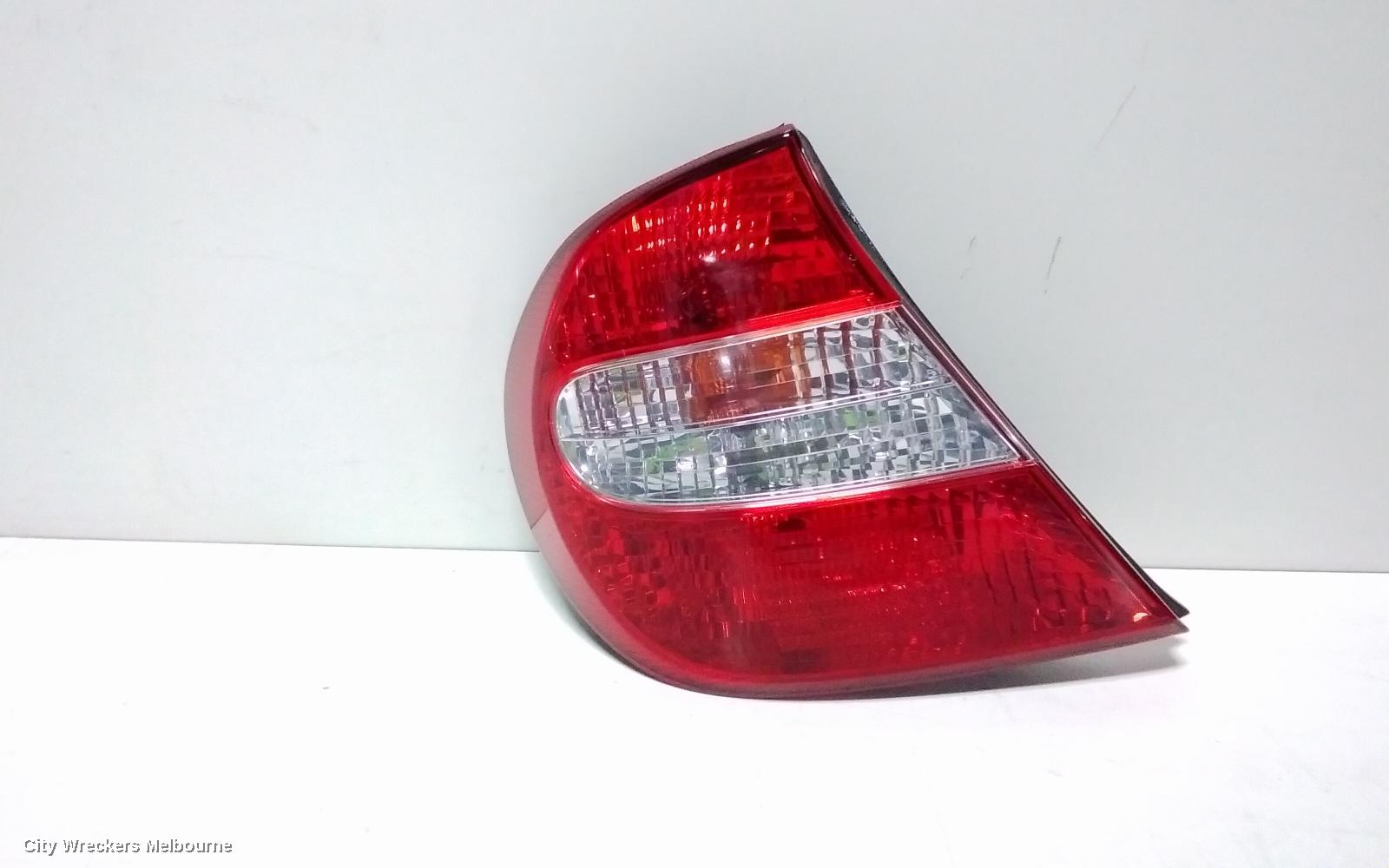 TOYOTA CAMRY LEFT TAILLIGHT, SK36, REVERSE LAMP IN CENTRE, 08/2002 - 09/2004 - Image 1