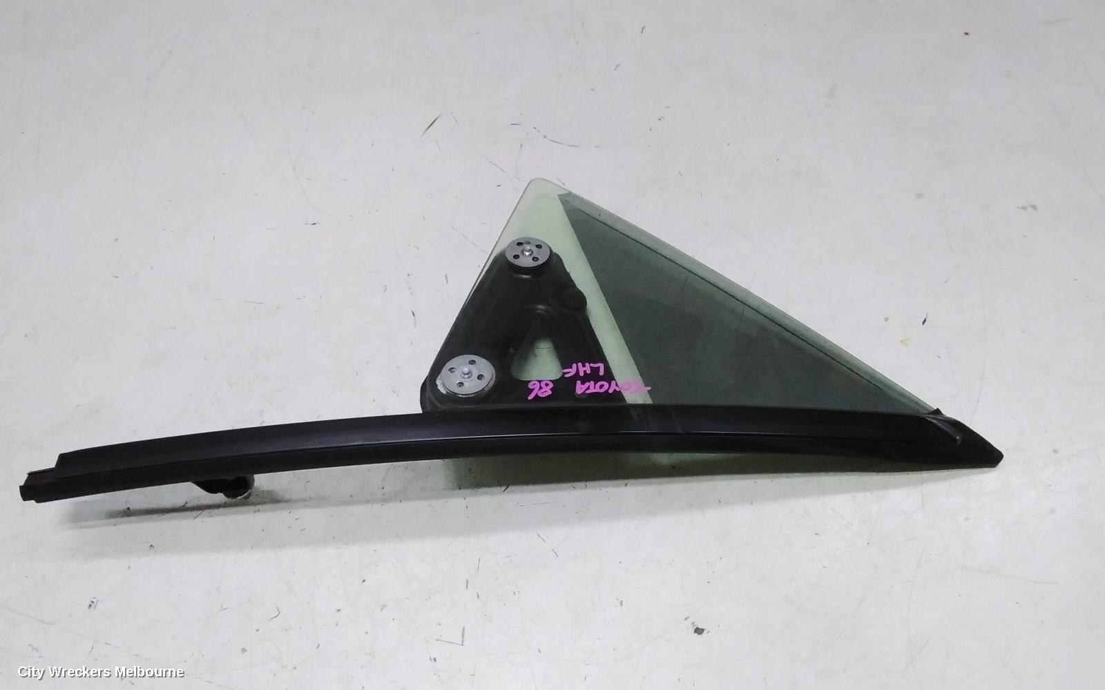 TOYOTA 86 LEFT FRONT 1/4 DOOR GLASS - Image 1
