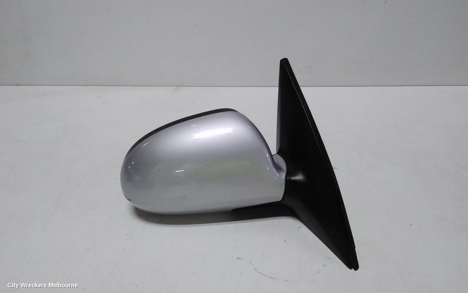 HYUNDAI I30 RIGHT DOOR MIRROR, FD, COLOUR CODED, MANUAL FOLD, NON FLASHER TYPE, 09/2007 - 04/2012 - Image 1