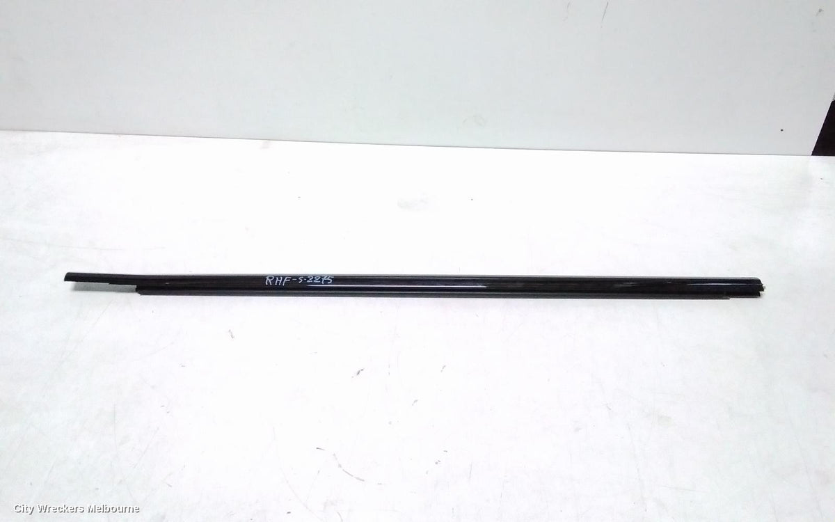 LAND ROVER RANGEROVER EVOQUE DOOR MOULD, DOOR MOULD RHF : 126329, L538, DOOR MOULDING (RH FRONT), 5DR, BLACK, W/ CHROME INSERT, 11/2011 - 01/2019 - Image 2