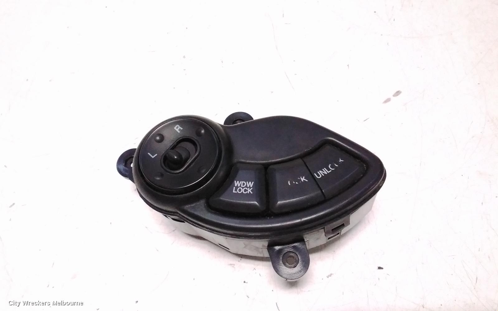 HYUNDAI SANTA FE PWR DR WIND SWITCH, RH FRONT MASTERSWITCH, SM, 11/2000 - 11/2005 - Image 1