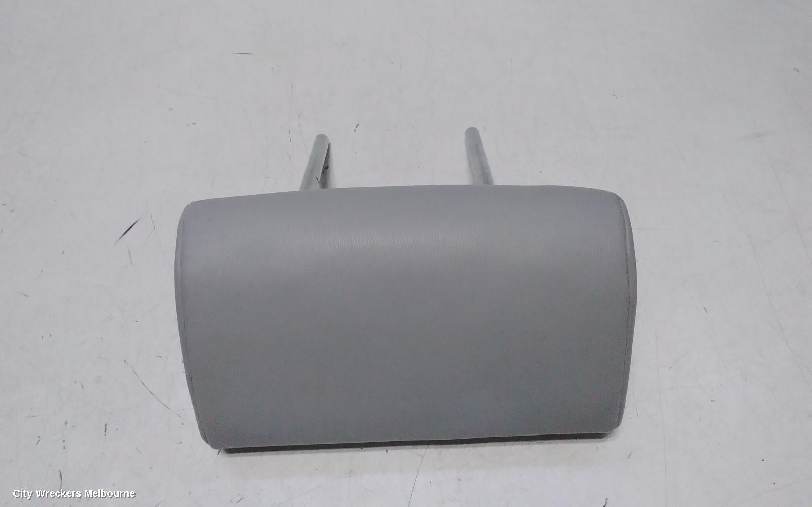 MITSUBISHI OUTLANDER HEADREST, CENTRE REAR 2ND ROW, LEATHER, LIGHT GREY, ZM, 08/2021 ONWARDS - Image 1