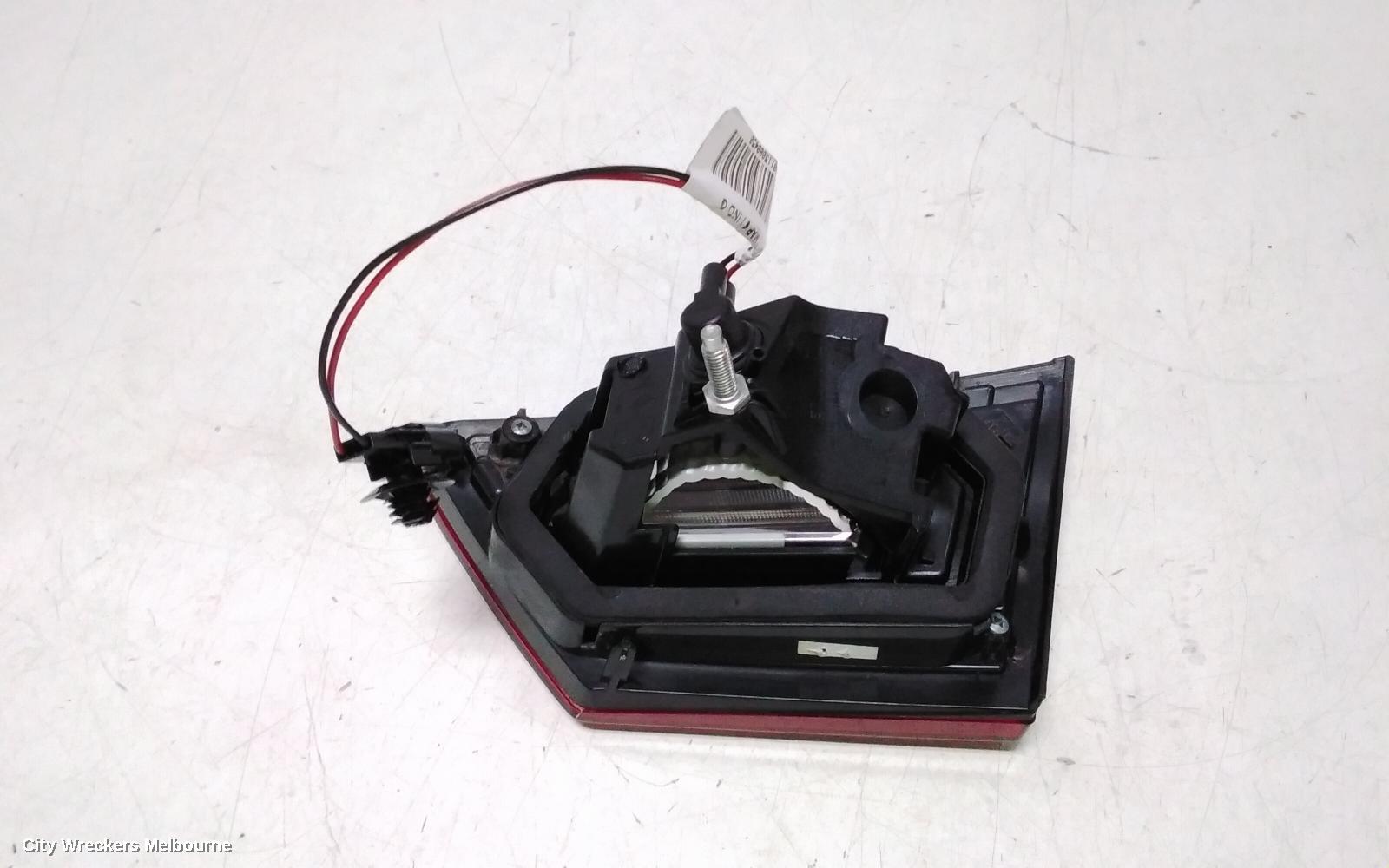 RENAULT CLIO REAR GARNISH, TAILGATE LAMP (LH SIDE), X98, NON LED TYPE, 09/2013 - 10/2019 - Image 3