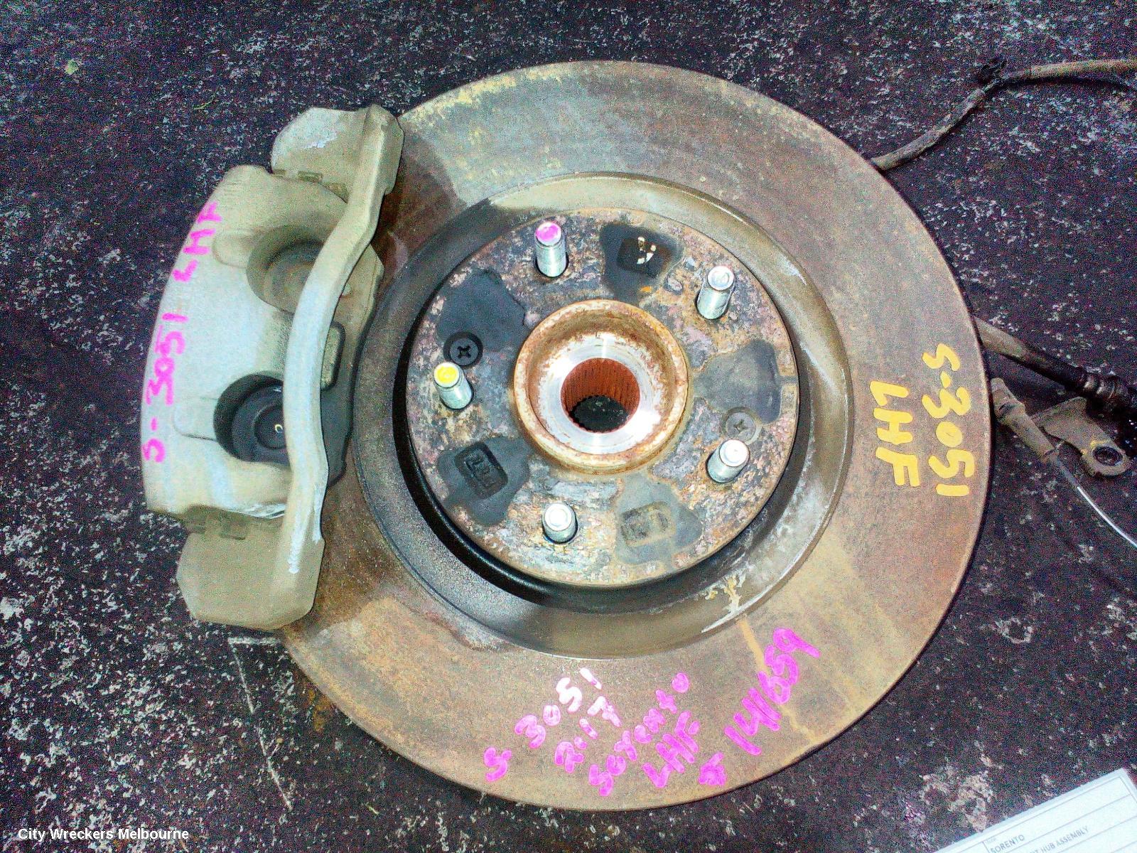 KIA SORENTO LEFT FRONT HUB ASSEMBLY, UM, 03/2015 - 02/2020 - Image 1
