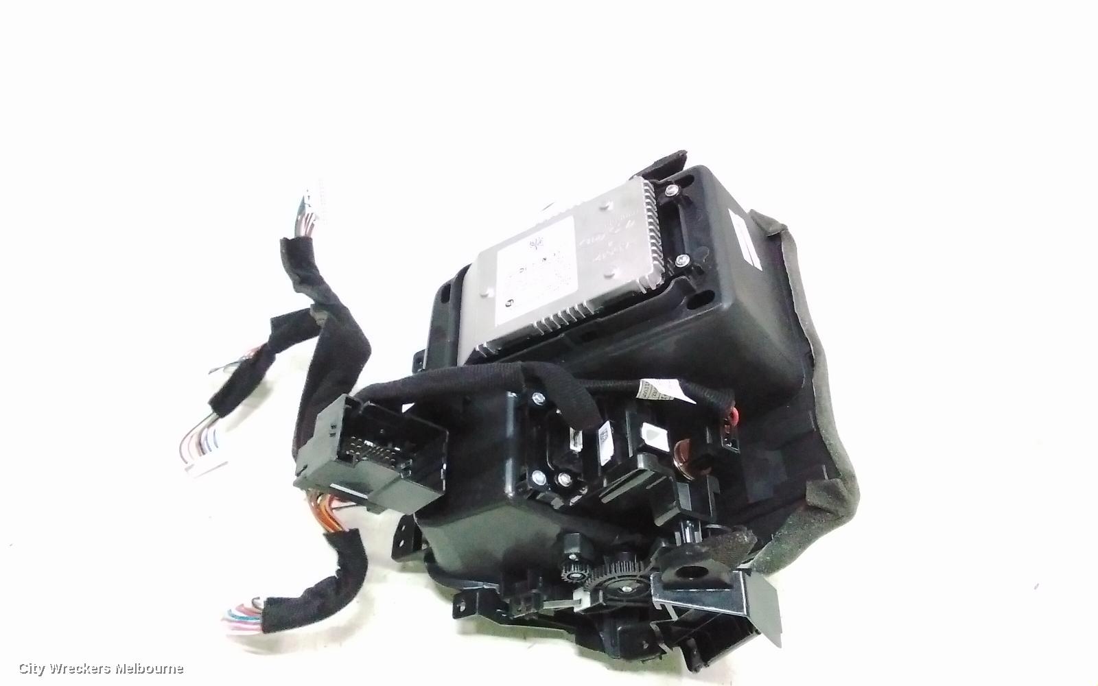 HYUNDAI I30, WIRELESS CHARGING INDICATOR (IN FRONT OF CENTRE CONSOLE), PD, HATCH, 03/2017 ONWARDS, WITH GEAR SUROUND 95560-G3100: 136795 - Image 3