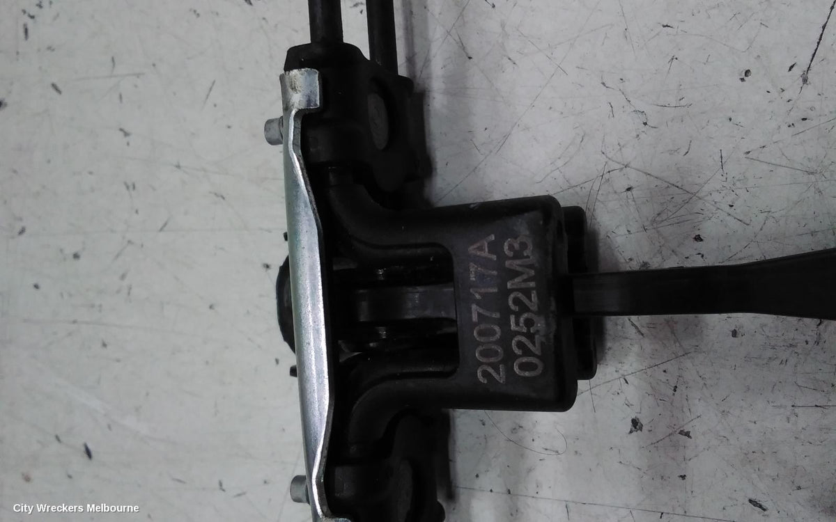 KIA SORENTO DOOR HINGE/RUNNER, CHECK STRAP, LH FRONT, MQ4, 02/2020 ONWARDS - Image 2