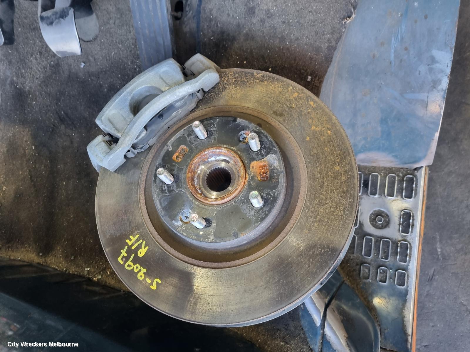 HYUNDAI SONATA RIGHT FRONT HUB ASSEMBLY, LF, CAST IRON KNUCKLE TYPE, 10/2014 - 01/2020 - Image 1
