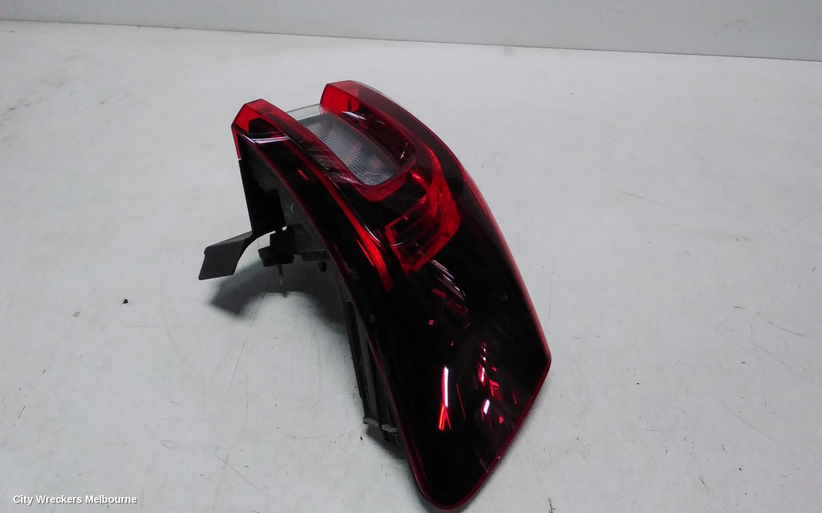 RENAULT KALEOS LEFT TAILLIGHT, XZG, IN BODY, NON LED REVERSE LIGHT TYPE, 05/2016 - 05/2023 - Image 1