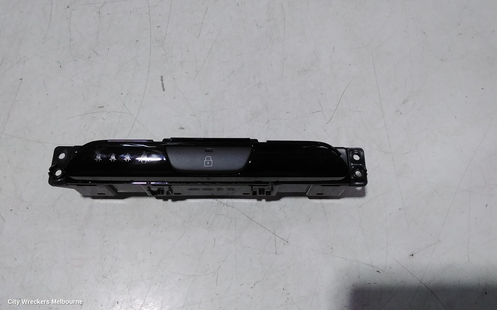 HYUNDAI I30, PD, HATCH, 03/2017 ONWARDS, LOCK SWITCH IN THE CENTER: 100582 - Image 3