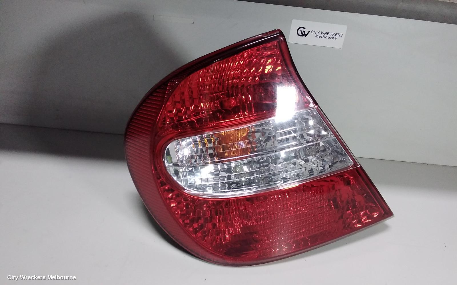 TOYOTA CAMRY LEFT TAILLIGHT, SK36, REVERSE LAMP IN CENTRE, 08/2002 - 09/2004 - Image 2