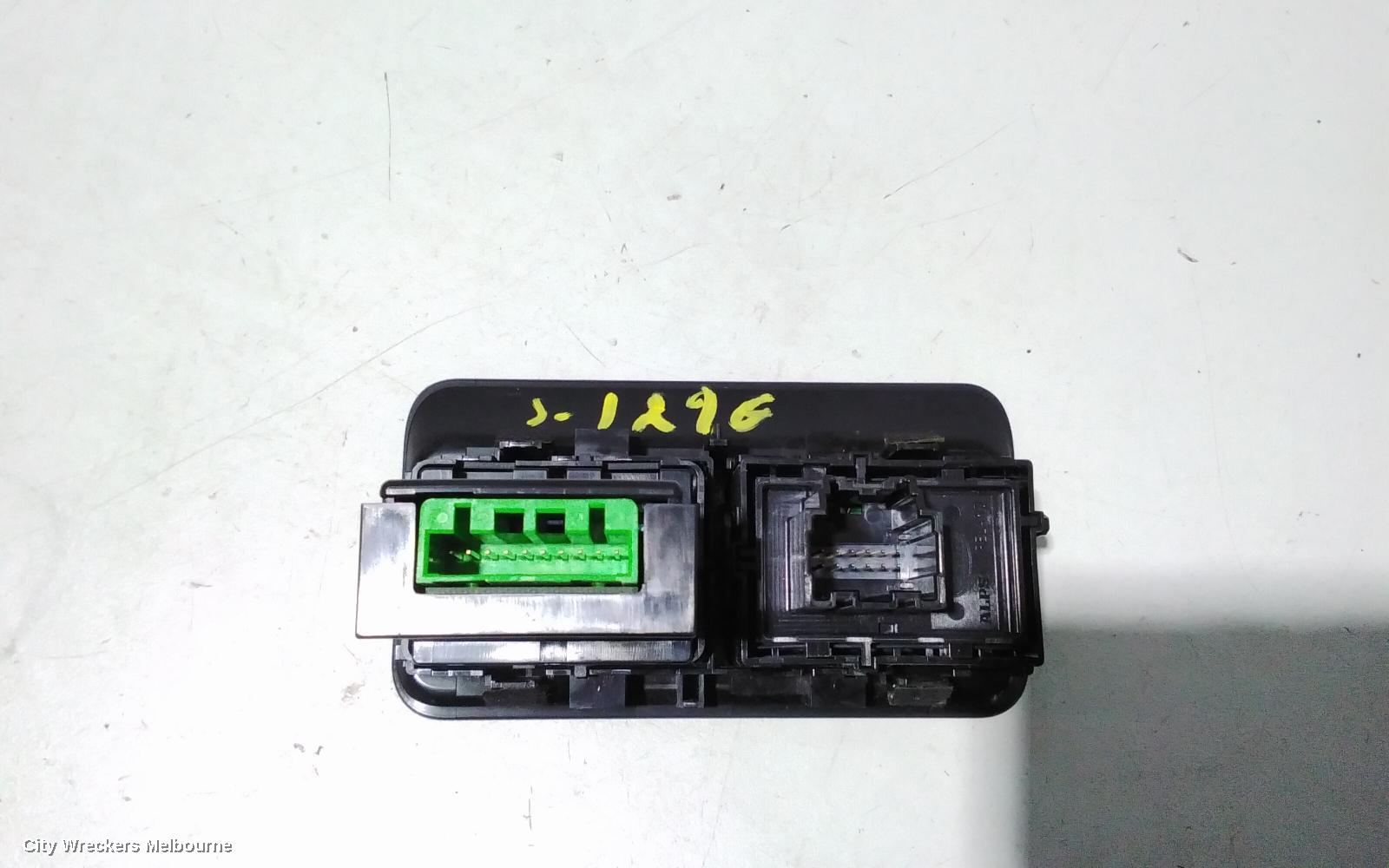 LAND ROVER DISCOVERY SPORT, L550, 01/2015 ONWARDS, GK72-11654-DA   TAILGATE TRUNK RELEASE SWITCH : 82768 - Image 3