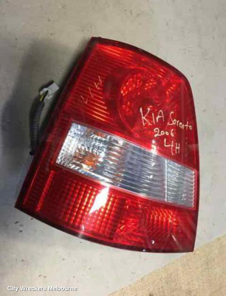KIA SORENTO LEFT TAILLIGHT, BL, IN BODY, 02/2003 - 10/2006 - Image 1