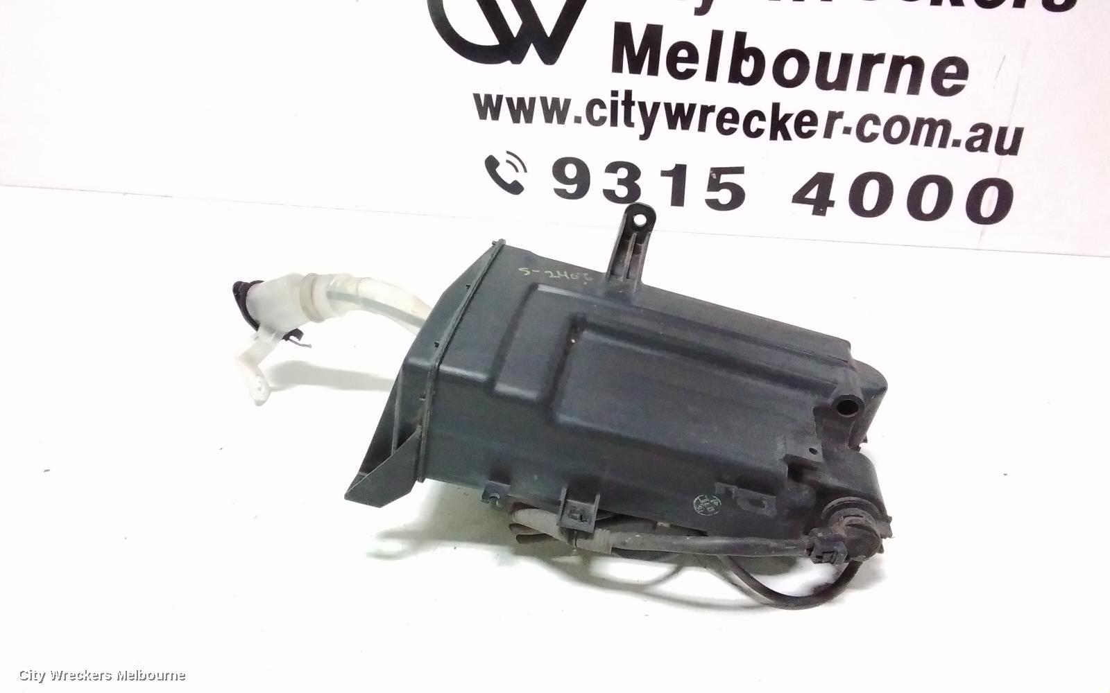 TOYOTA ESTIMA WASHER BOTTLE, XR30/XR40 00-06 - Image 2