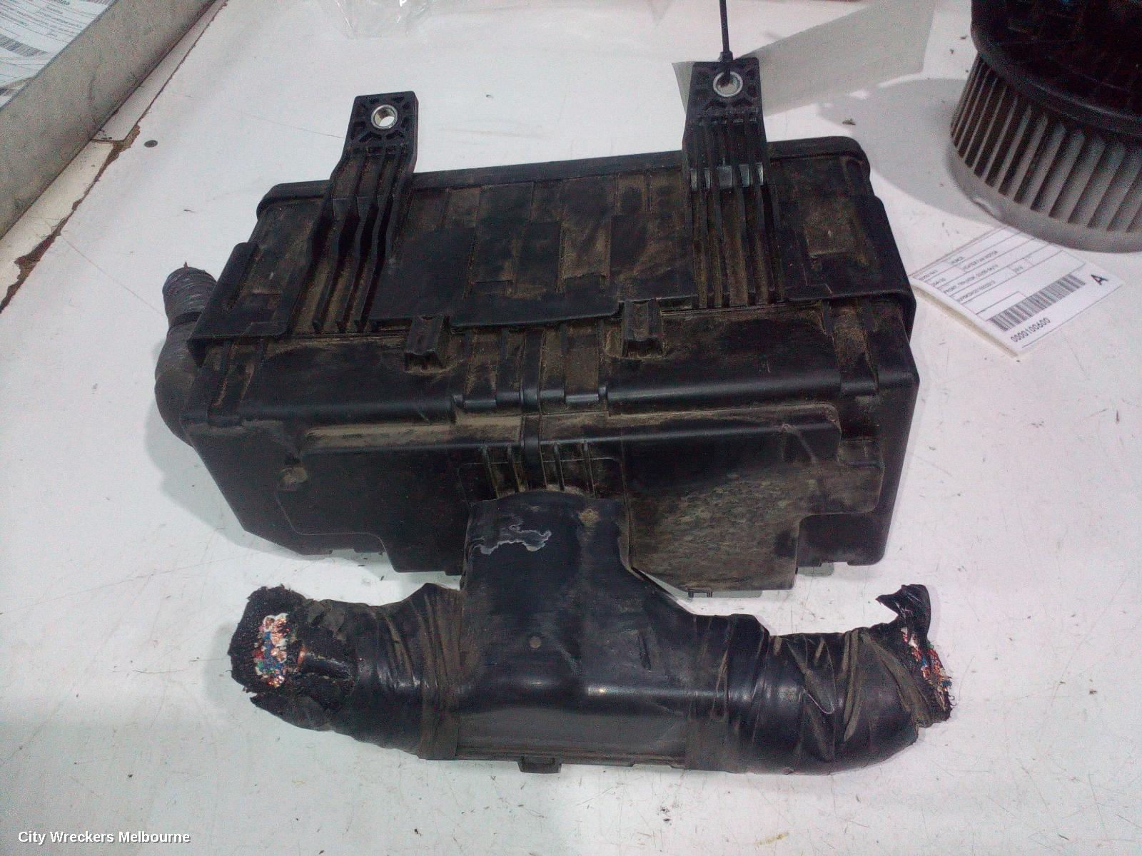 TOYOTA HIACE FUSE BOX, ENGINE BAY, DIESEL, KDH, 09/2006 - 04/2019 - Image 3