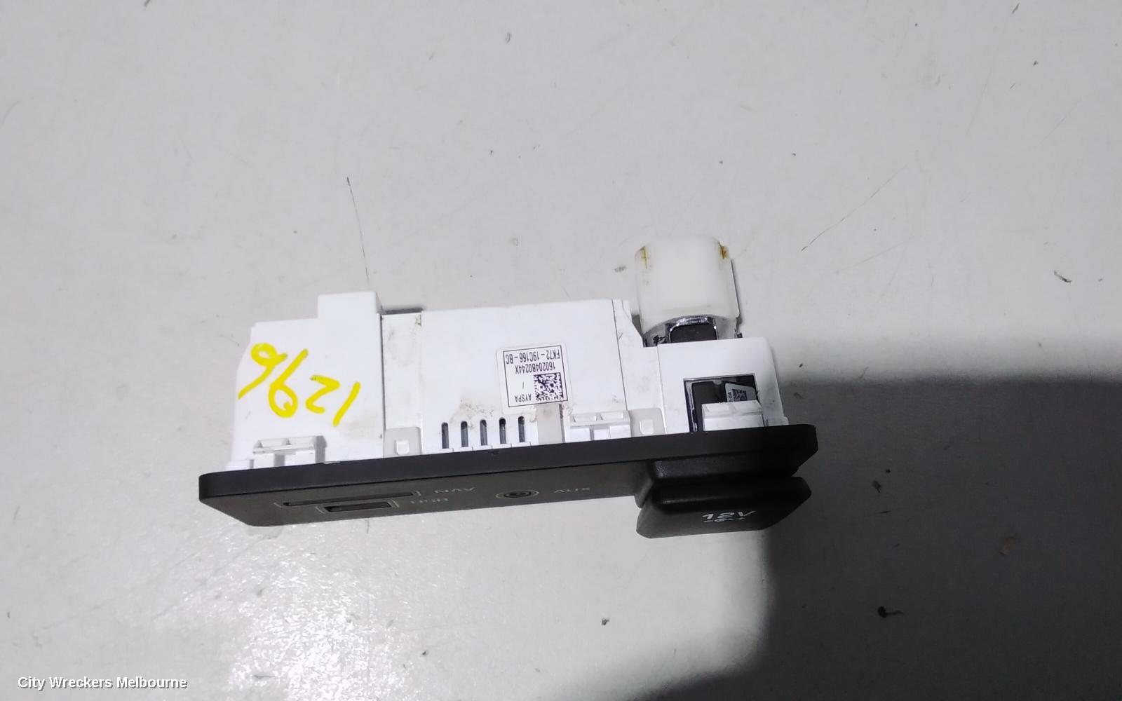 LAND ROVER DISCOVERY SPORT, L550, 01/2015 ONWARDS, FK72-19C166-BC  POWER OUTLET USB AUX SAT NAV CONSOLE UNIT : 82810 - Image 2