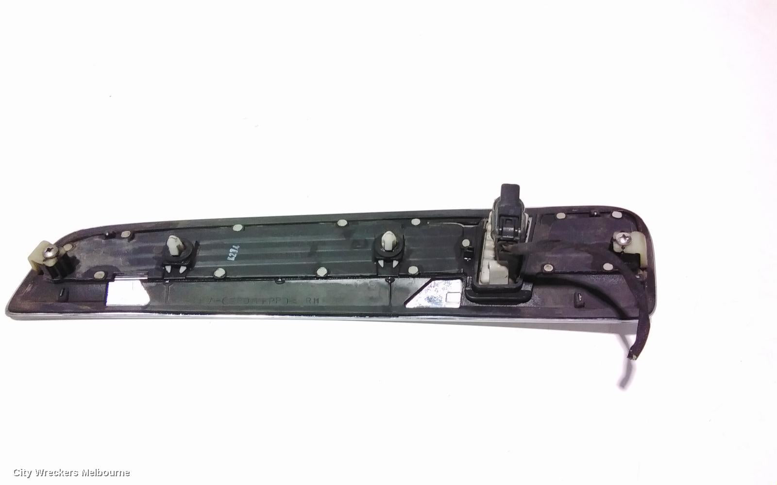 HOLDEN COMMODORE RIGHT INDICATOR/FOG/SIDE, GUARD FLASHER (REPEATER), VF, 05/2013 - 12/2017 - Image 3