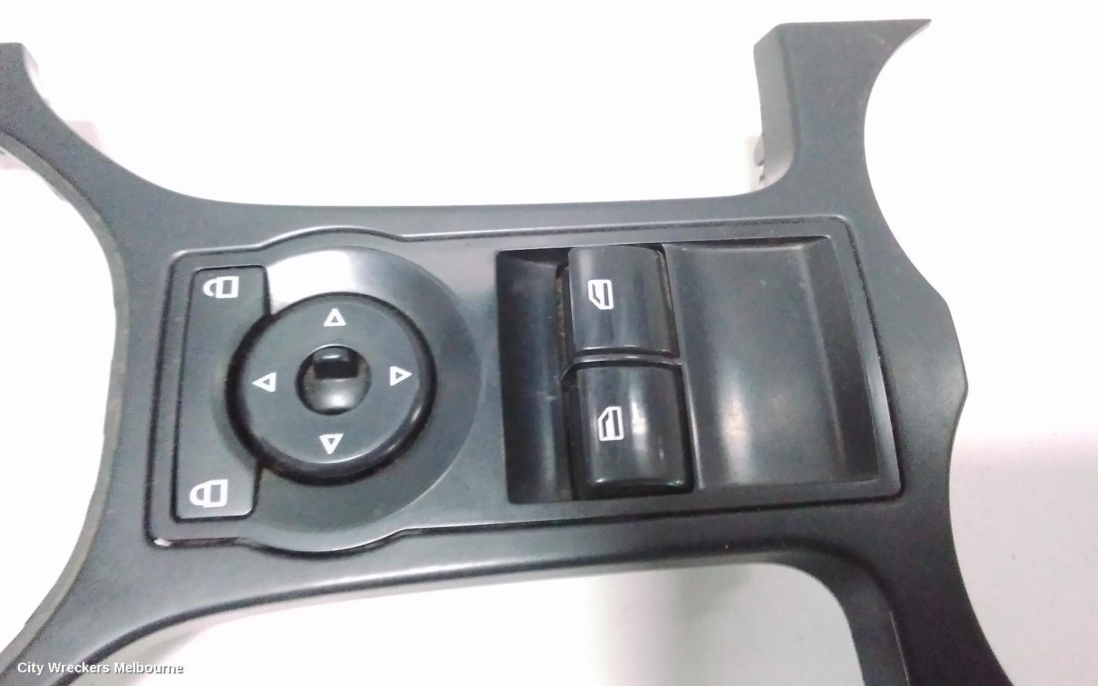 HOLDEN COMMODORE PWR DR WIND SWITCH, FRONT CENTRE MASTERSWITCH, 4 DOOR, BLACK, VE, 08/2006 - 04/2013 - Image 3
