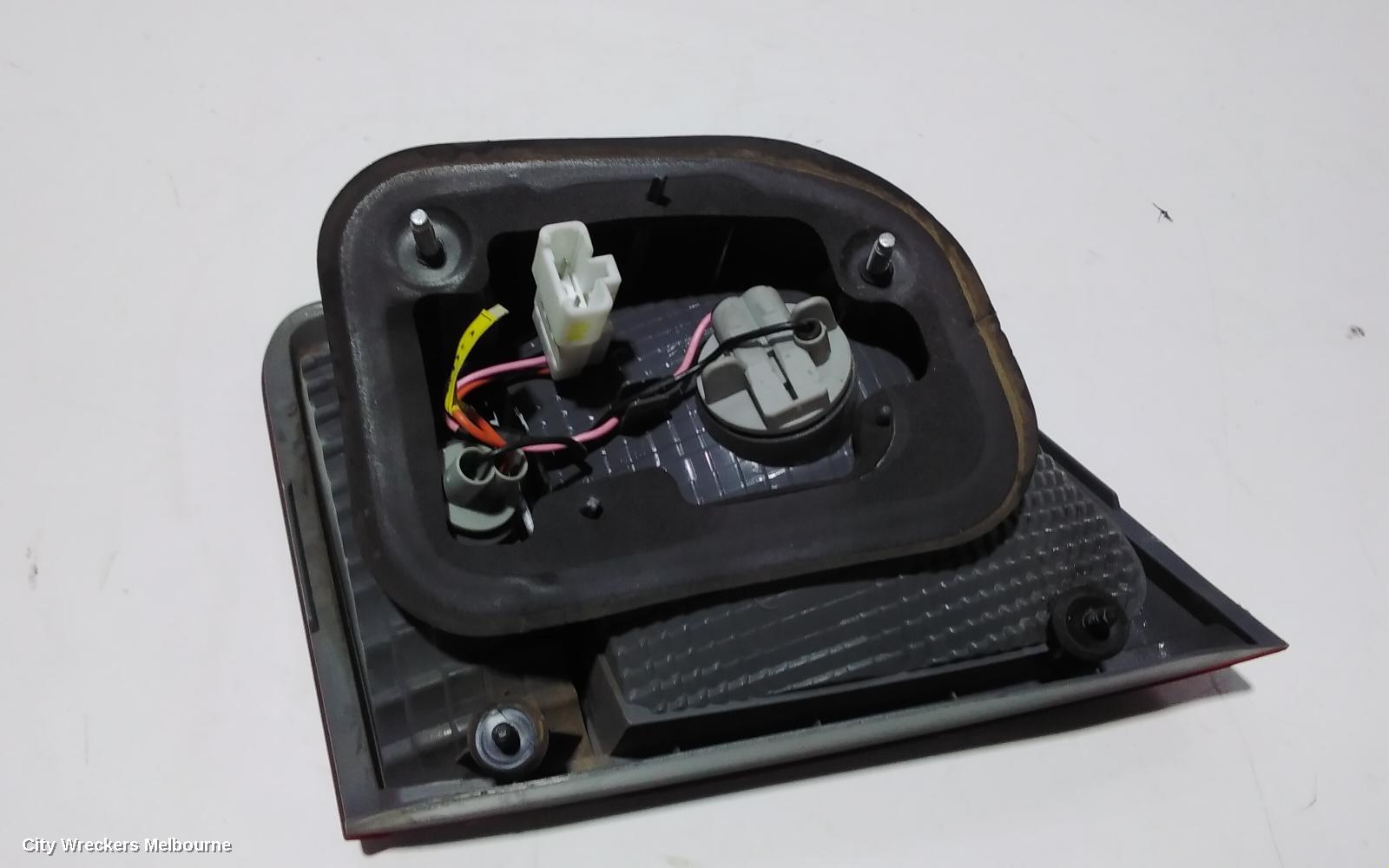 KIA SORENTO REAR GARNISH, TAILGATE LAMP (LH SIDE), LED TYPE, XM, 10/2009 - 09/2012 - Image 3