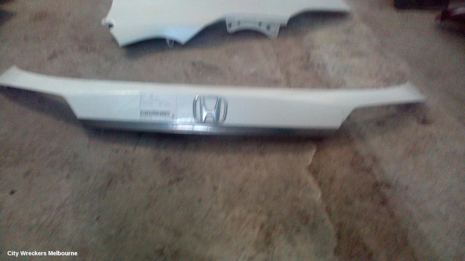 HONDA HRV REAR GARNISH, TAILGATE GARNISH (CENTRE), RU5, 07/2018 ONWARDS - Image 2