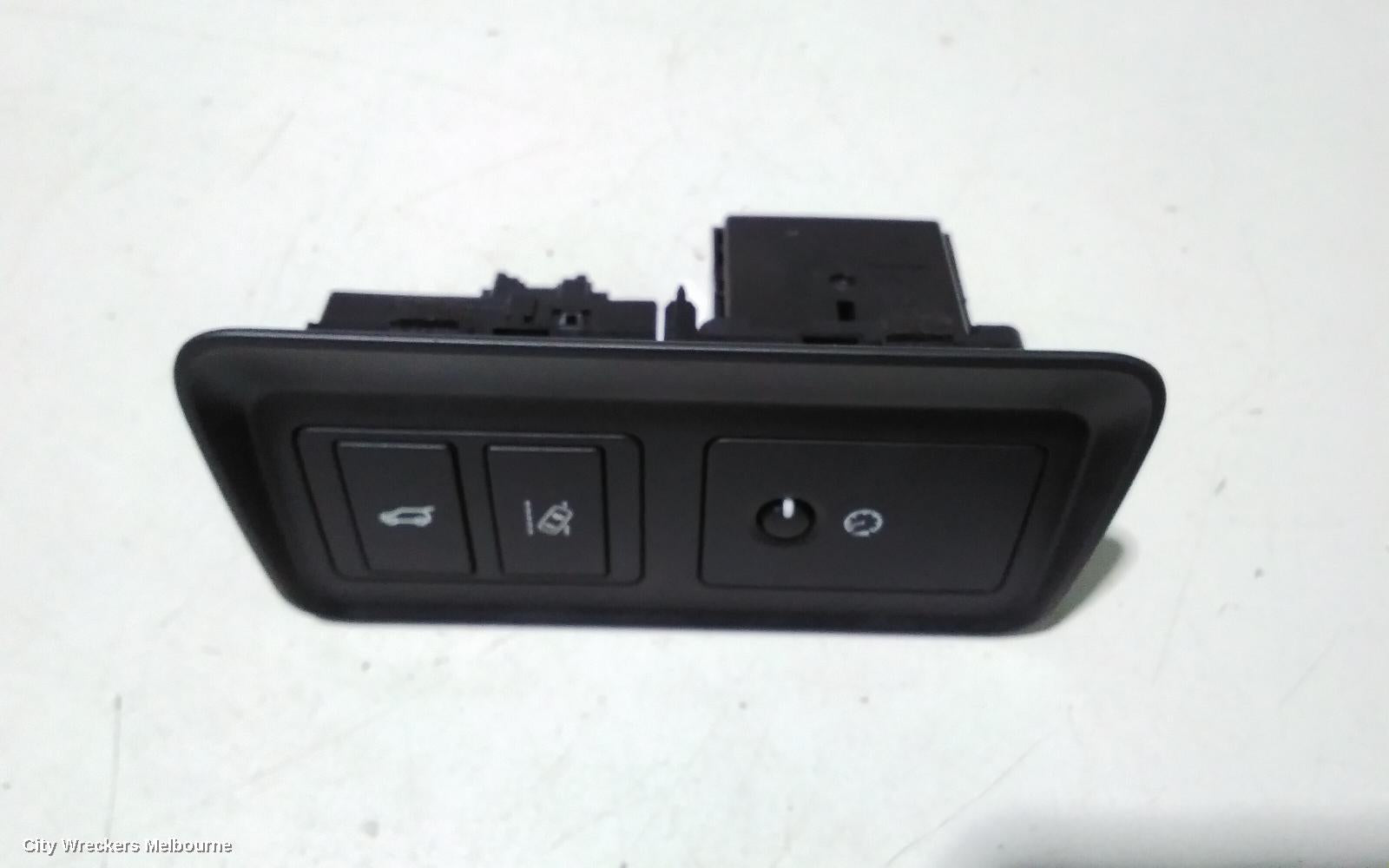 LAND ROVER DISCOVERY SPORT, L550, 01/2015 ONWARDS, GK72-11654-DA   TAILGATE TRUNK RELEASE SWITCH : 82768 - Image 1