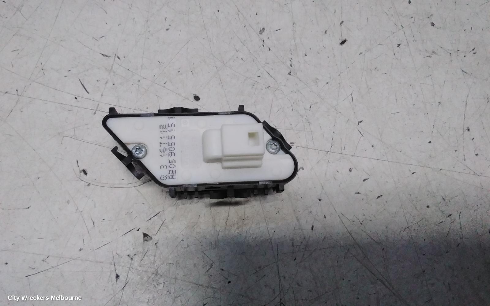 MERCEDES C CLASS, W205, 08/2014 - 07/2023, LOCK BUTTON RF - A 205 905 515: 141790 - Image 2