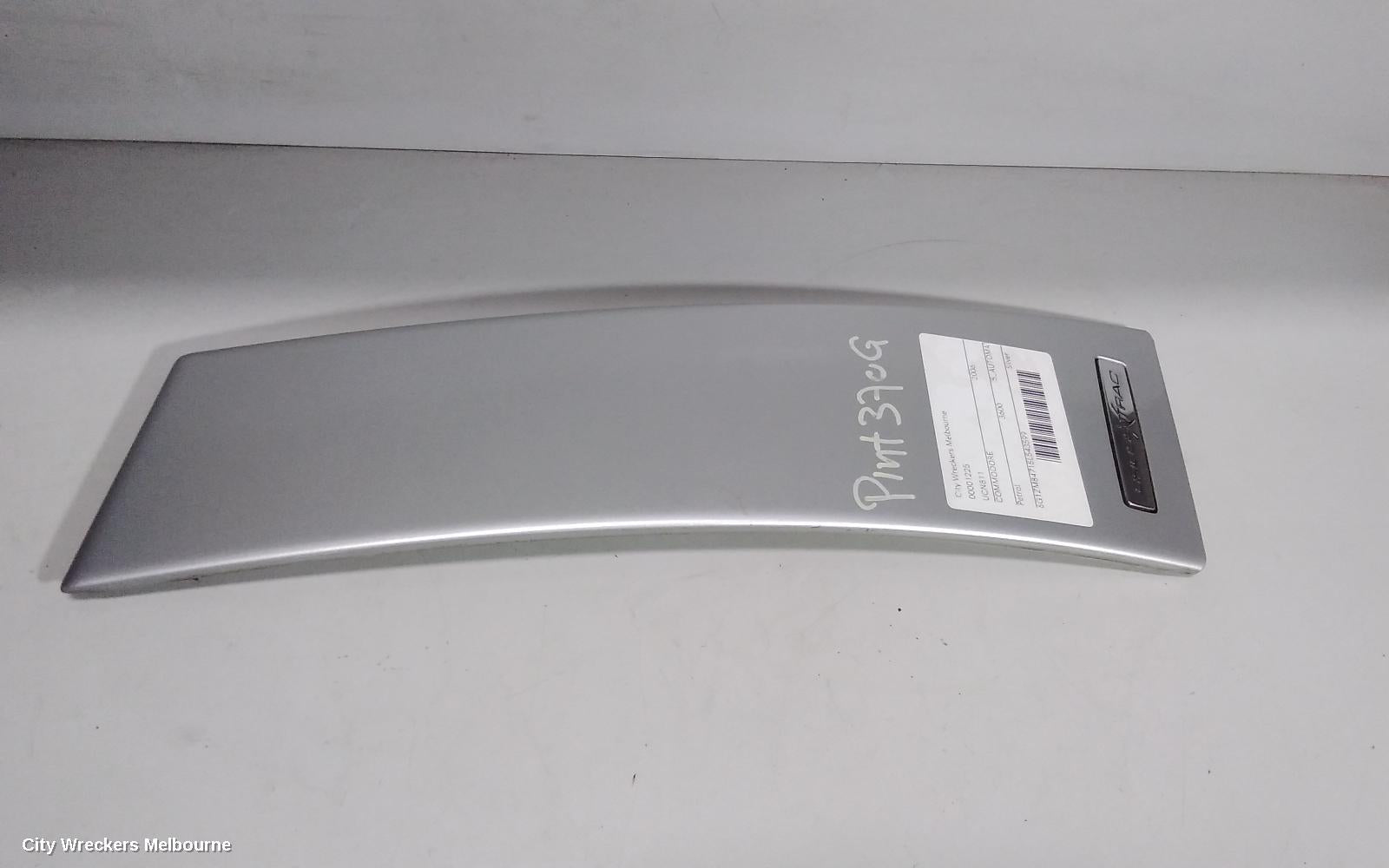 HOLDEN COMMODORE, VZ, 08/2004 - 09/2007, SIDE MOULD LH  ON THE BODY: 63618 - Image 2