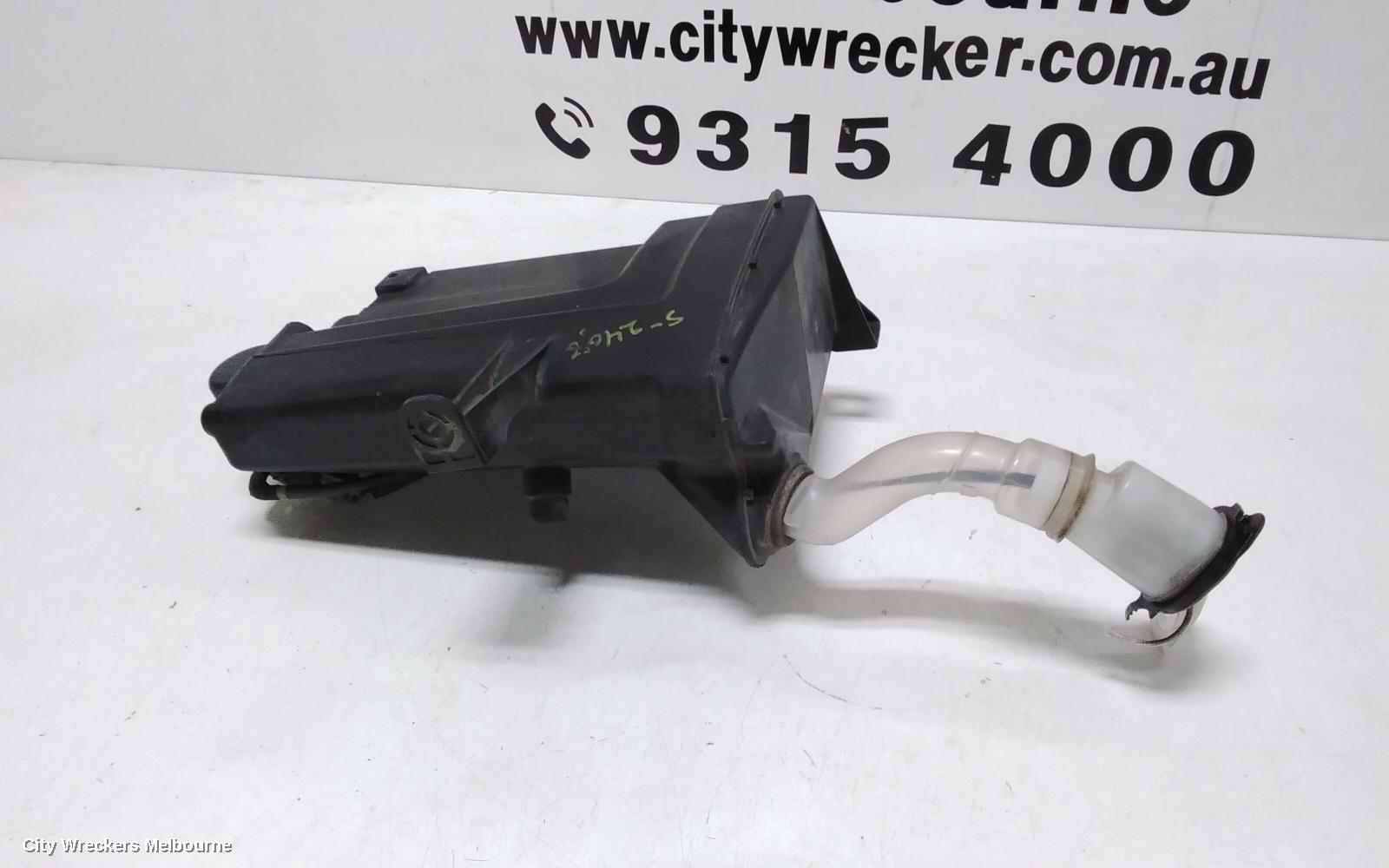 TOYOTA ESTIMA WASHER BOTTLE, XR30/XR40 00-06 - Image 3
