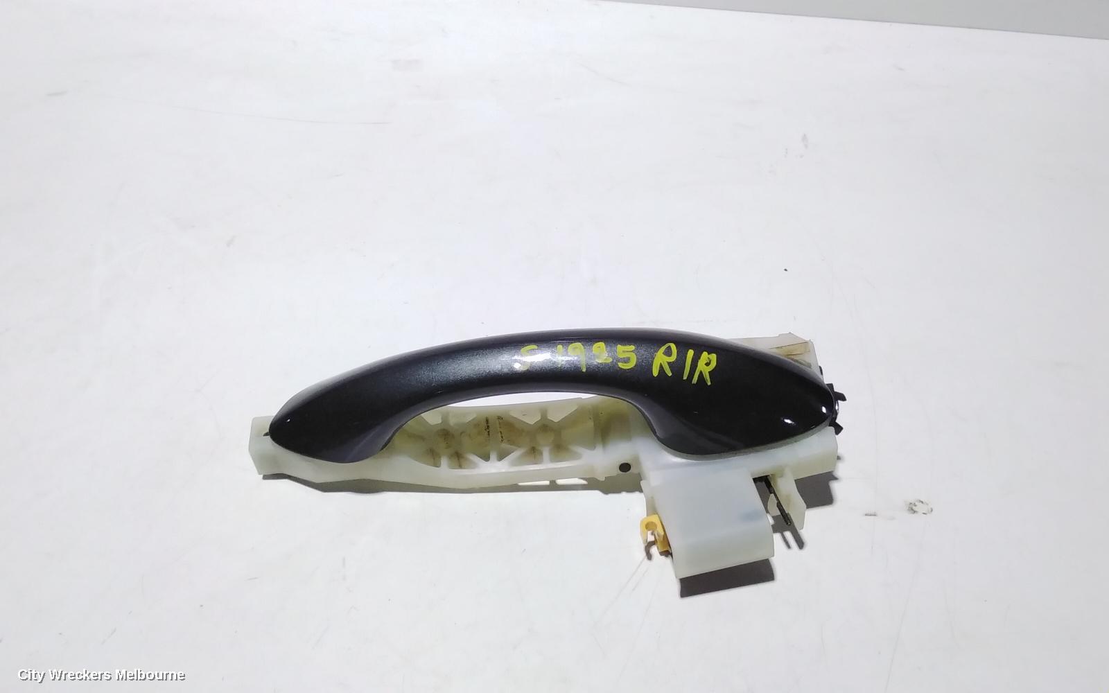 HYUNDAI SANTA FE DOOR HANDLE, OUTER, RH REAR, COLOUR CODED, NON KEYLESS BUTTON TYPE, DM, 06/2012 - 02/2018 - Image 1