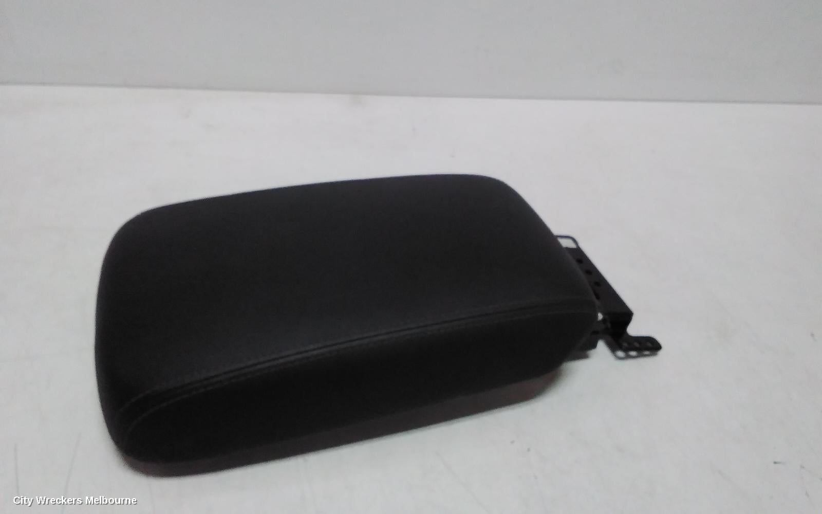 KIA SORENTO CONSOLE, UM, 03/2015 - 02/2020 - Image 1