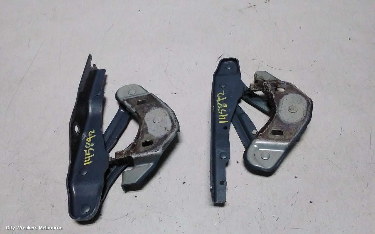 AUDI A1 BONNET HINGE/STRUT, MK 1, 8X, 12/2010 - 12/2018 - Image 1