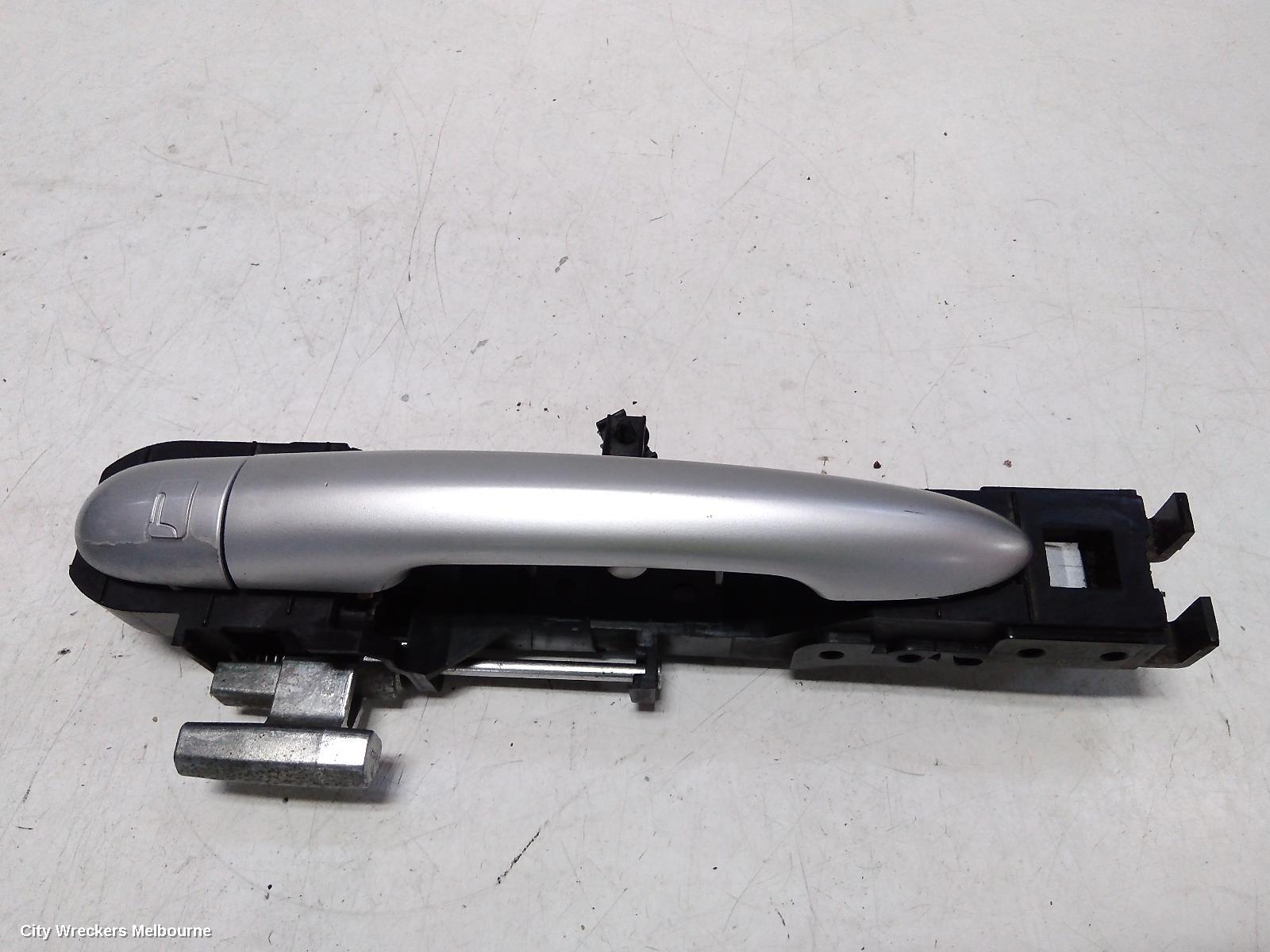 RENAULT KALEOS DOOR HANDLE, H45, OUTER, LH FRONT/REAR, 09/2008 - 10/2011 - Image 1