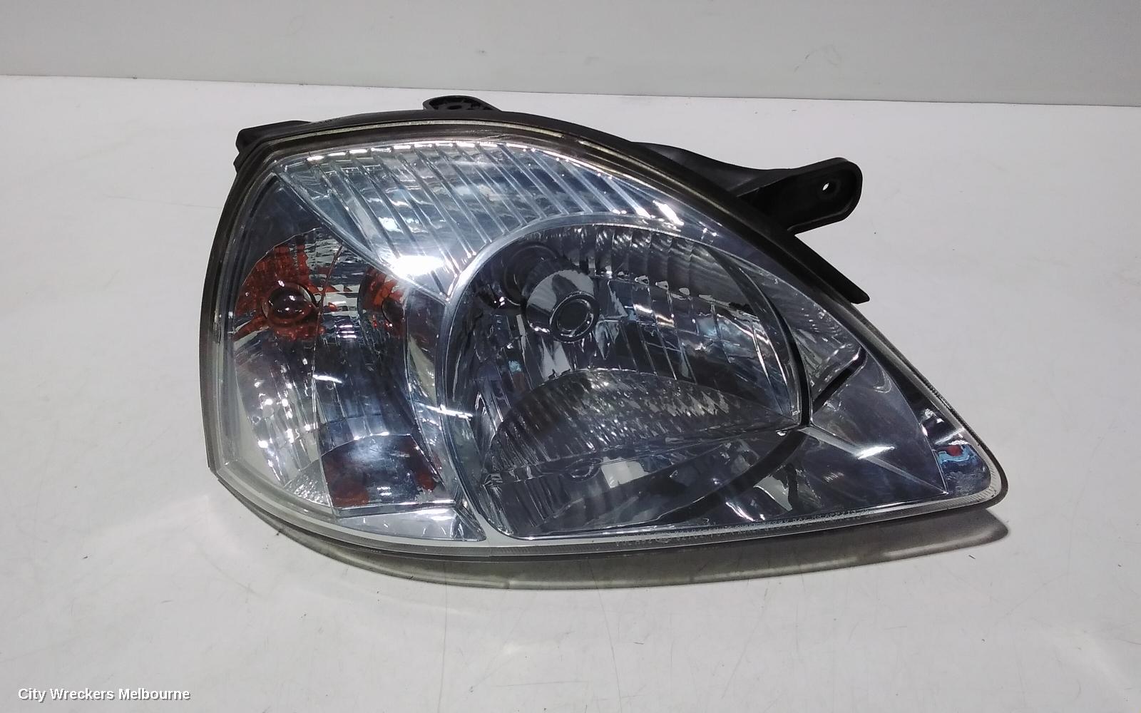 KIA RIO RIGHT HEADLAMP, DC, ORANGE BULB TYPE, 09/2002 - 07/2005 - Image 1