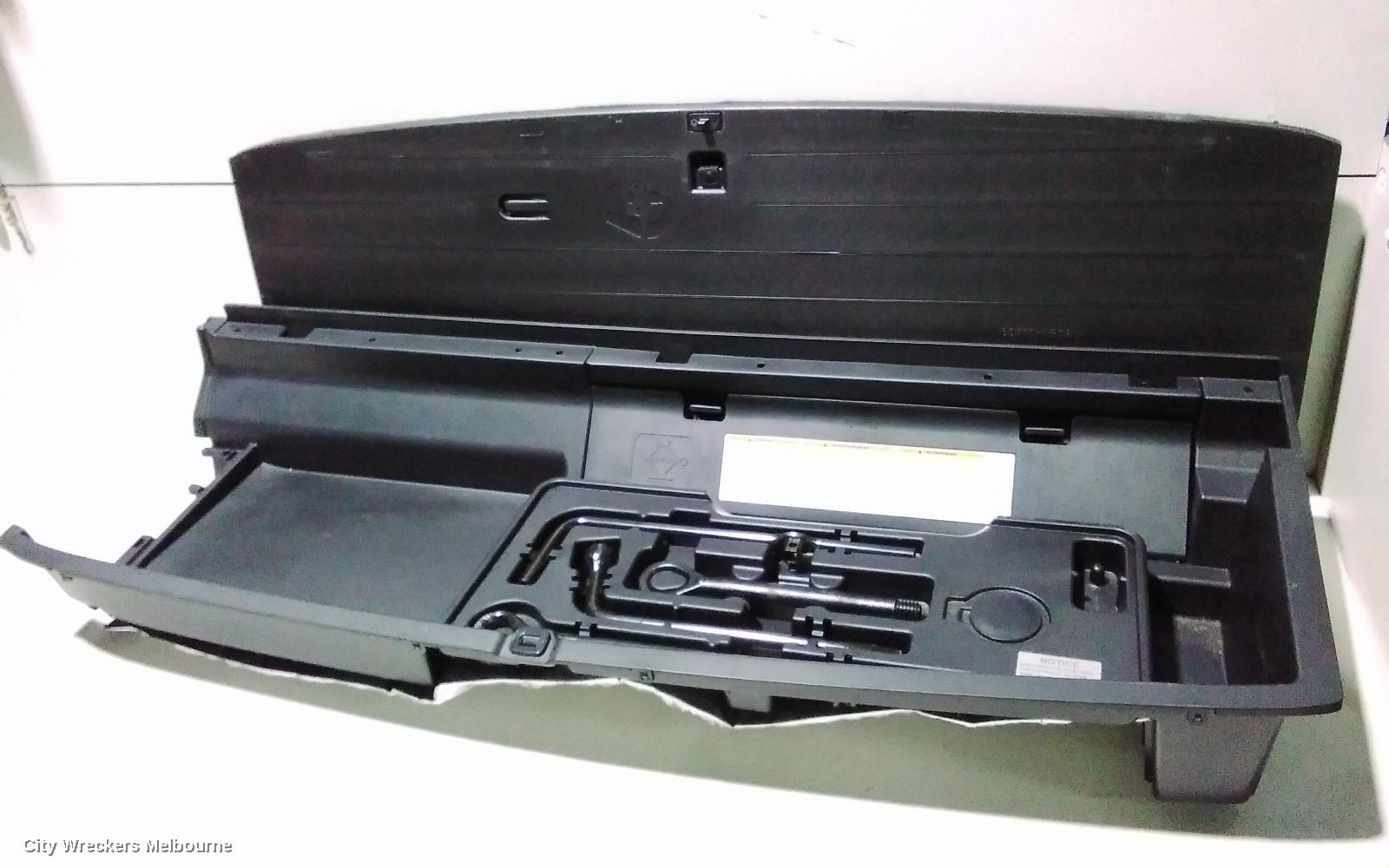 TOYOTA KLUGER JACK/TOOL KIT, GSU50/GSU55, 03/2014 - 02/2021 - Image 1