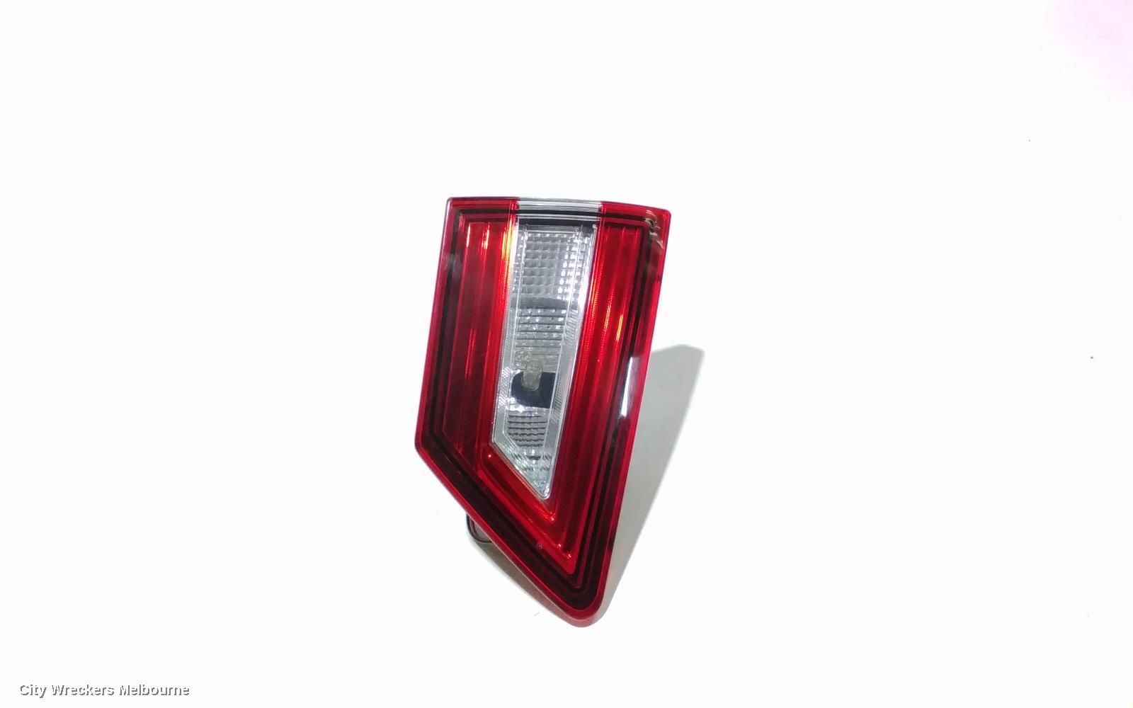 RENAULT CLIO REAR GARNISH, TAILGATE LAMP (LH SIDE), X98, NON LED TYPE, 09/2013 - 10/2019 - Image 3