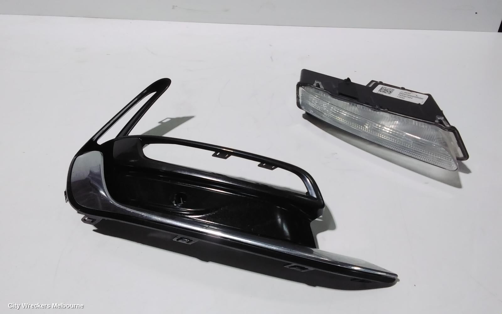HOLDEN COMMODORE RIGHT INDICATOR/FOG/SIDE, DAYTIME RUNNING LAMP COVER, VF, 05/2013 - 12/2017 - Image 3