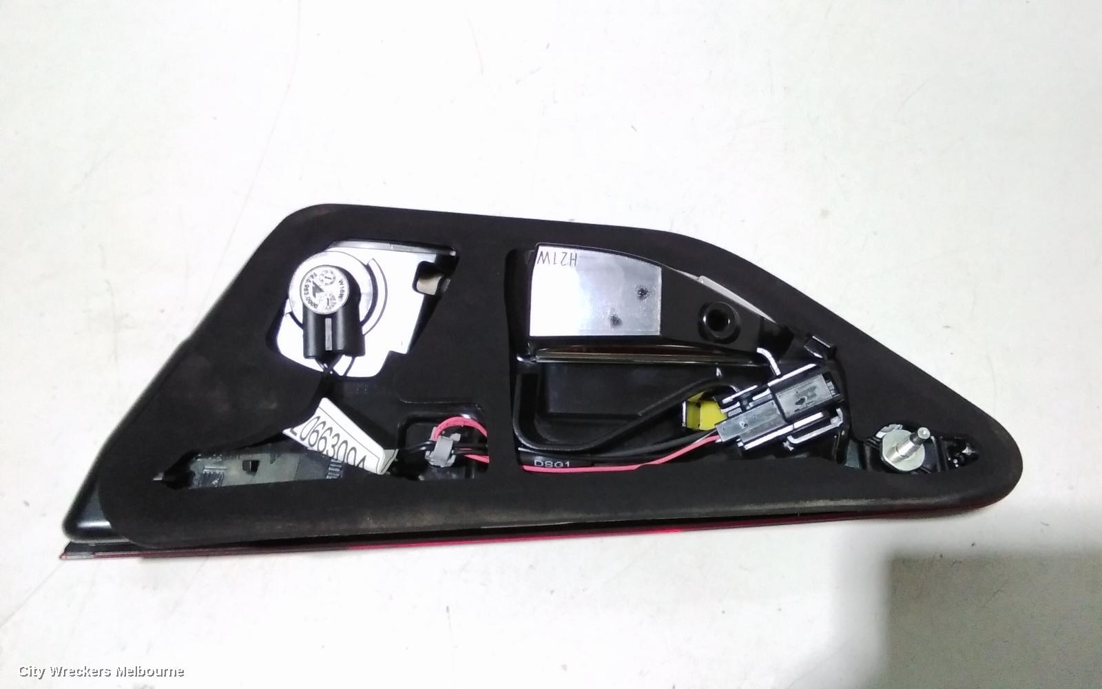 HOLDEN COMMODORE REAR GARNISH, TAILGATE LAMP (LH SIDE), ZB, HATCH, NON LED TYPE, 10/2017 - 12/2020 - Image 3